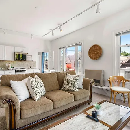 Steps From Nightlife Dining & Shopping Apartment